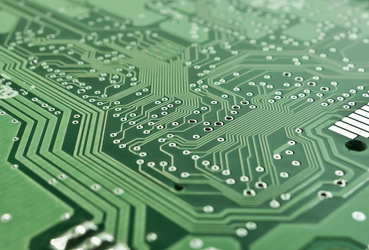 Wybór złączy do instalacji LED i systemów telekomunikacyjnych